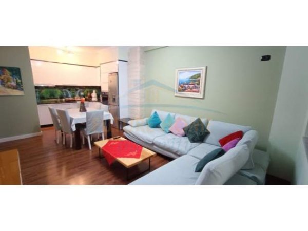 Tirane, jepet me qera apartament 2+1 Kati 4, 85 m² 500 Euro (Rruga Todi Shkurti)