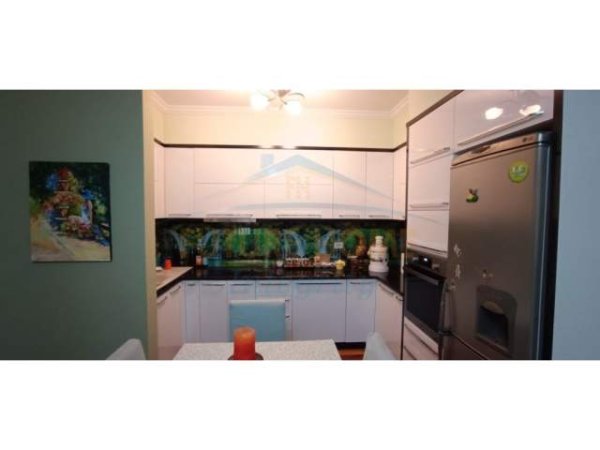 Tirane, jepet me qera apartament 2+1 Kati 4, 85 m² 500 Euro (Rruga Todi Shkurti)