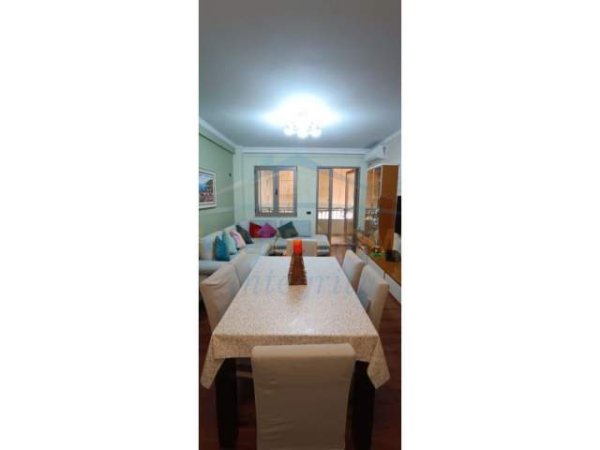 Tirane, jepet me qera apartament 2+1 Kati 4, 85 m² 500 Euro (Rruga Todi Shkurti)