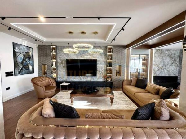 Tirane, jepet me qera apartament 3+1 Kati 1, 150 m² 4.000 Euro