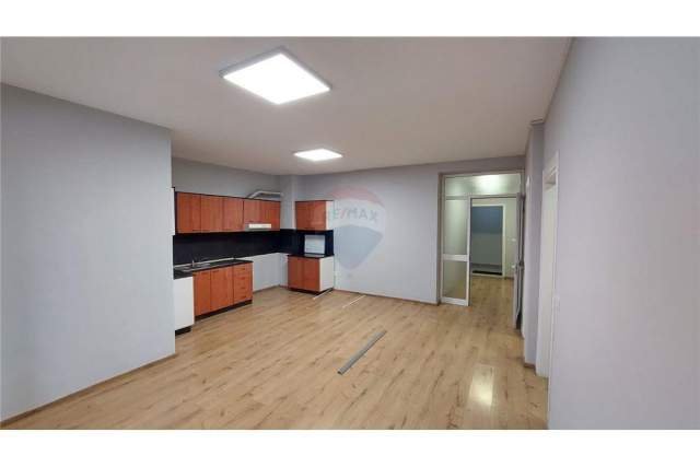 Tirane, jepet me qera zyre Kati 3, 95 m² 650 Euro (Komuna e Parisit)