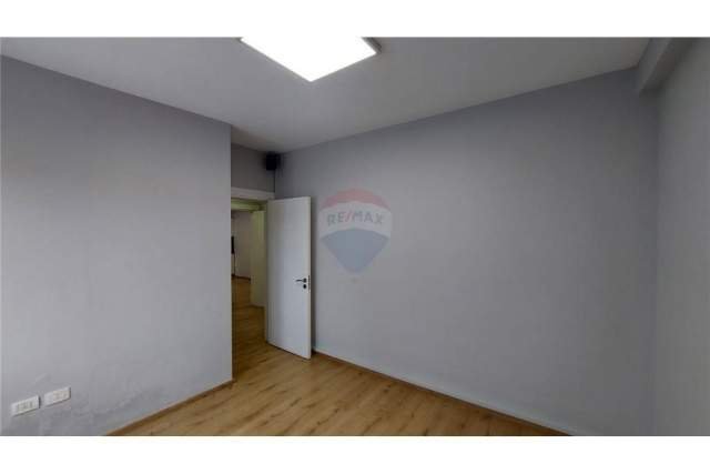 Tirane, jepet me qera zyre Kati 3, 95 m² 650 Euro (Komuna e Parisit)