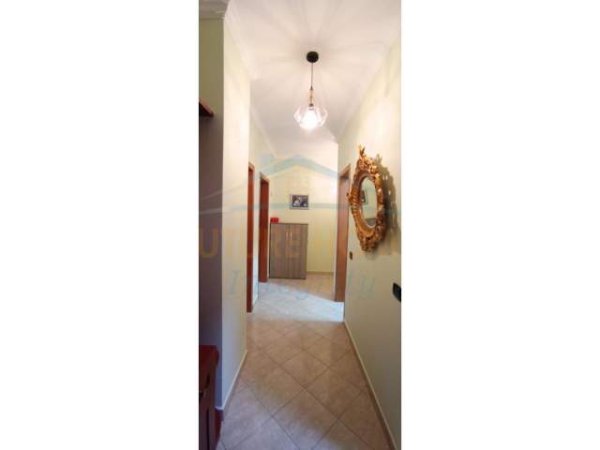 Tirane, jepet me qera apartament 2+1 Kati 4, 85 m² 500 Euro (Rruga Todi Shkurti)
