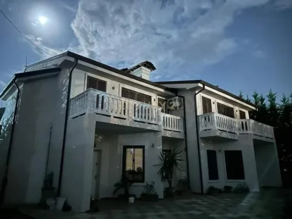 Tirane, shitet Vile 5+1+A Kati 2, 890 m² 400.000 Euro
