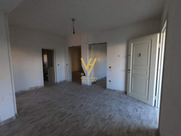 Tirane, shitet Vile 3 Katshe Kati 0, 600 m² 600.000 Euro (Siri Kodra)