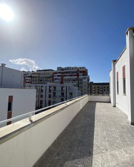 Tirane, jepet me qera Penthouse Kati 4, 700 m² 5.000 Euro (stefan shundi)