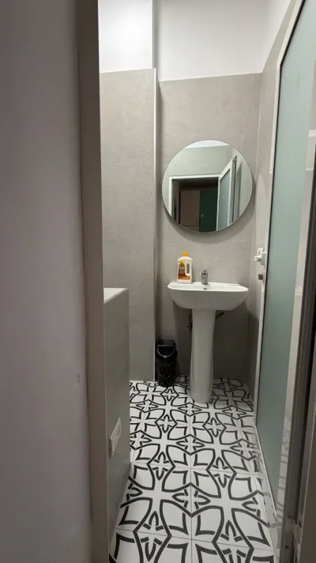 Tirane, jepet me qera Apartament 1+1 Kati 1, 65 m²,Çmimi 48.000 Lekë të Reja, (Rruga Barrikadave,Tiranë.)