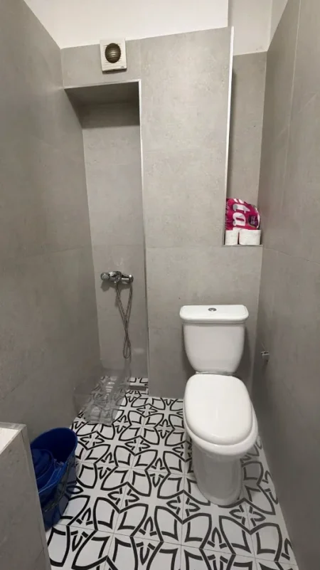 Tirane, jepet me qera Apartament 1+1 Kati 1, 65 m²,Çmimi 48.000 Lekë të Reja, (Rruga Barrikadave,Tiranë.)
