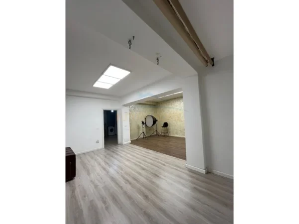 Durres, jepet me qera ambjent biznesi Kati 0, 57 m² 800 € 
