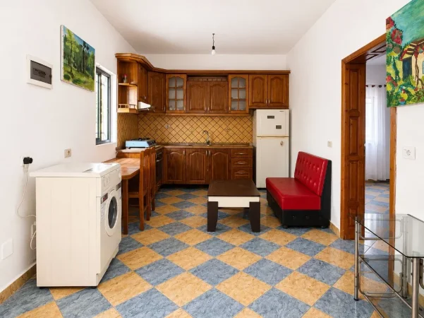 Tirane, jepet me qera shtepi 2+1+Ballkon Kati 1, 100 m² 350 € (Bulevardi i Ri, Rruga Ymer Sallaku, te nenstacioni elektrik)