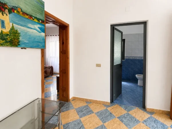 Tirane, jepet me qera shtepi 2+1+Ballkon Kati 1, 100 m² 350 € (Bulevardi i Ri, Rruga Ymer Sallaku, te nenstacioni elektrik)