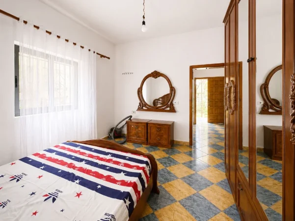 Tirane, jepet me qera shtepi 2+1+Ballkon Kati 1, 100 m² 350 € (Bulevardi i Ri, Rruga Ymer Sallaku, te nenstacioni elektrik)