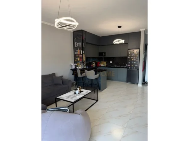 Tirane, jepet me qera apartament 1+1+Ballkon Kati 11, 65 m² 500 € (Golden Park 3)