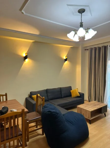 Tirane, jepet me qera apartament 1+1+Aneks+Ballkon Kati 3, 650 € (ish stacioni i trenit)