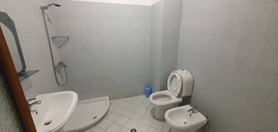 Tirane, jepet me qera apartament 1+1+Ballkon Kati 7, 72 m² 300 € (Rruga Loni Ligori, Rafaelo 2002 rezidence)