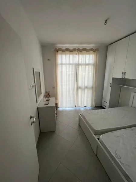 Tirane, jepet me qera Apartament 1+1 Kati 7, Mobiluar,Çmimi 420 E, tek Rruga Dibrës, Tiranë.