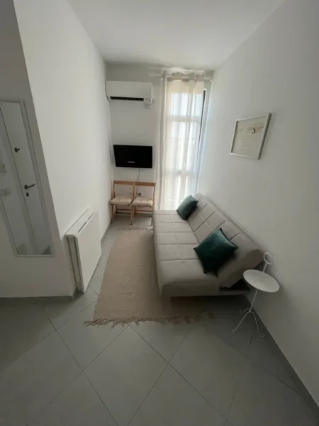 Tirane, jepet me qera Apartament 1+1 Kati 7, Mobiluar,Çmimi 420 E, tek Rruga Dibrës, Tiranë.