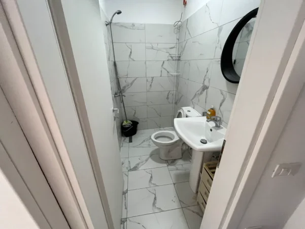 Tirane, jepet me qera Apartament 1+1 Kati 7, Mobiluar,Çmimi 420 E, tek Rruga Dibrës, Tiranë.