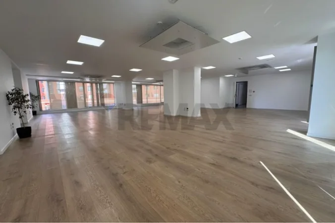 Tirane, jepet me qera zyre Kati 2, 600 m² 11.000 € (21 dhjetori)