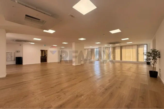 Tirane, jepet me qera zyre Kati 2, 600 m² 11.000 € (21 dhjetori)