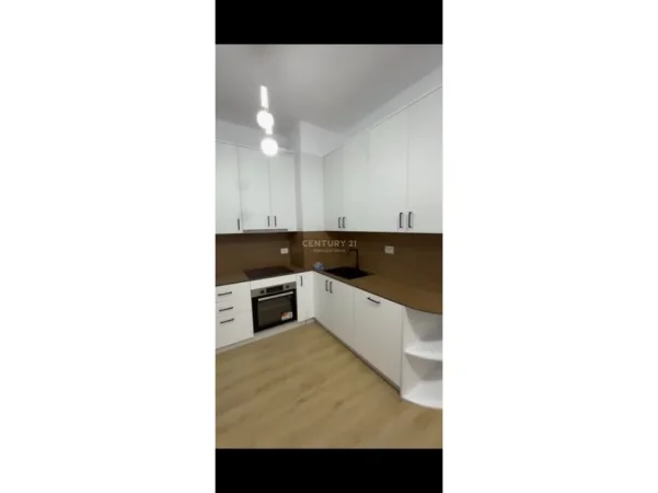 Tirane, jepet me qera apartament 1+1 Kati 8, 50 m² 480 € (Ali dem)