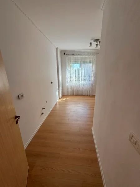 Tirane, shitet apartament 2+1 Kati 2, 84 m² 140.000 € (Fresku)
