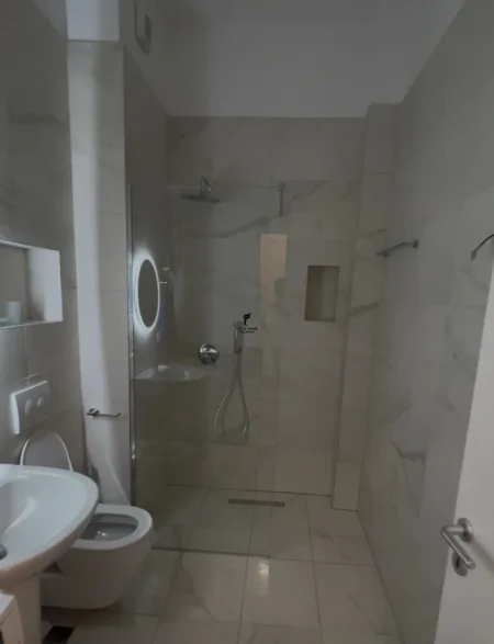 Tirane, jepet me qera apartament 1+1 Kati 8, 70 m² 550 € (LAPRAKE)