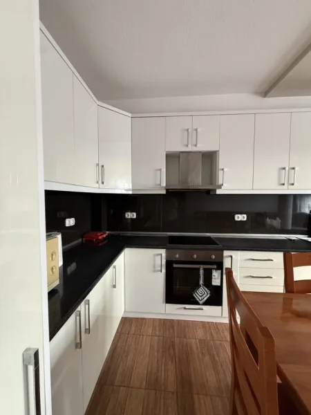 Tirane, jepet me qera apartament 2+1 Kati 4, 100 m² 530 € (Rruga 5 Maji)