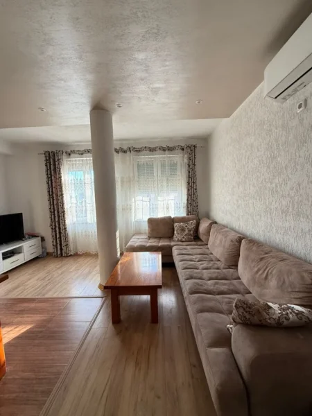 Tirane, jepet me qera apartament 2+1 Kati 4, 100 m² 530 € (Rruga 5 Maji)