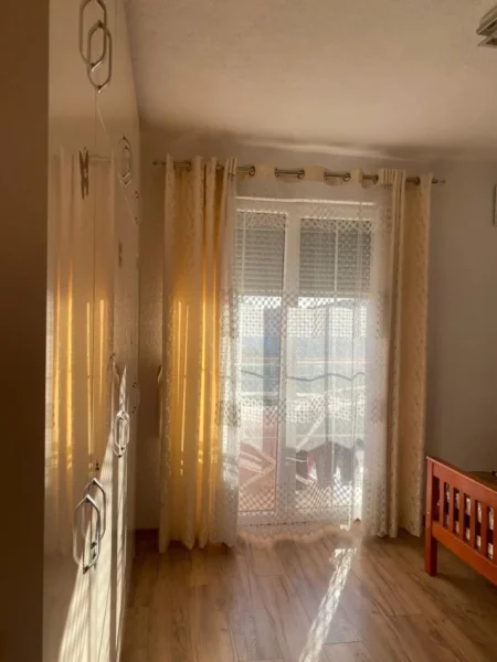 Tirane, jepet me qera apartament 2+1 Kati 4, 100 m² 530 € (Rruga 5 Maji)