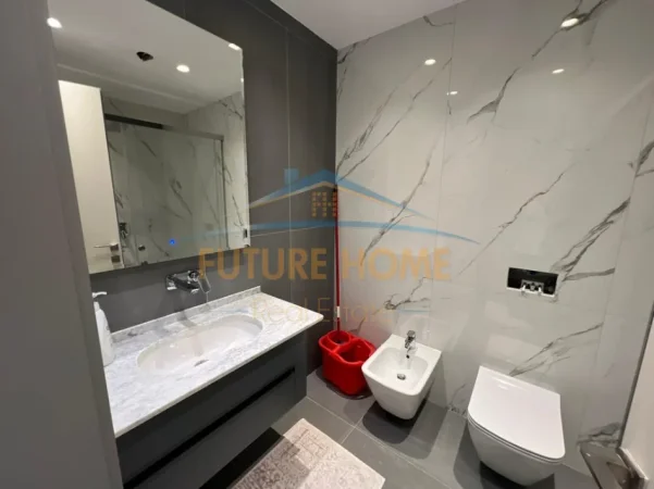 Tirane, shitet Vile 3+1+Aneks+Ballkon Kati 9, 384 m² (Libri Universitar)