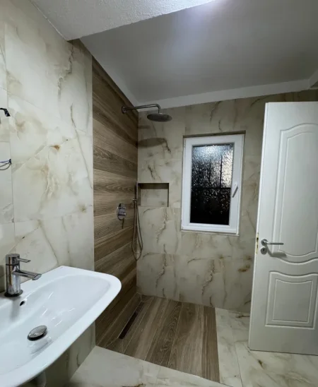 Tirane, jepet me qera apartament 2+1 Kati 2, 85 m² 650 € (Pediatria)