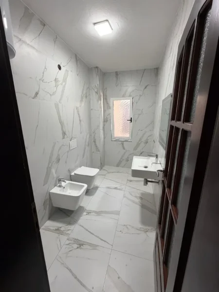 Tirane, jepet me qera zyre Kati 4, 178 m² 1.600 € 