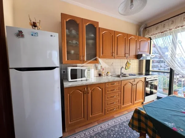 Tirane, jepet me qera apartament 1+1+Ballkon Kati 9, 74 m² 900 € (RRUGA “PERLAT REXHEPI”, NË BLLOK)