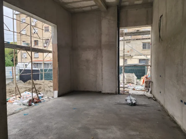 Tirane, Liste me oferta dyqan Kati 0, 32 m² 