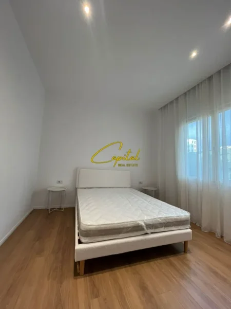 Tirane, jepet me qera apartament 1+1 Kati 1, 65 m² 450 € (ALI DEMI)