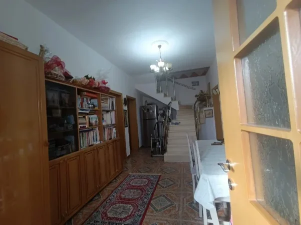 Tirane, jepet me qera apartament 5+1 Kati 1, 185 m² 800 € (Kombinat)