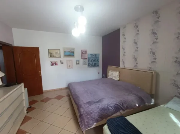Tirane, jepet me qera apartament 5+1 Kati 1, 185 m² 800 € (Kombinat)