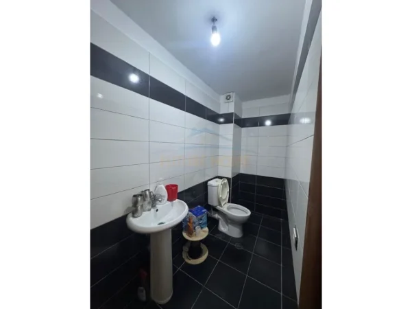Tirane, shitet ambjent biznesi Kati 0, 40 m² 130.000 € (Unaza e re)