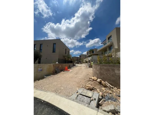 Tirane, shitet Vile Vile 3 Katshe Kati 3, 959 m² 800.000 € (Liqeni i Farkes)