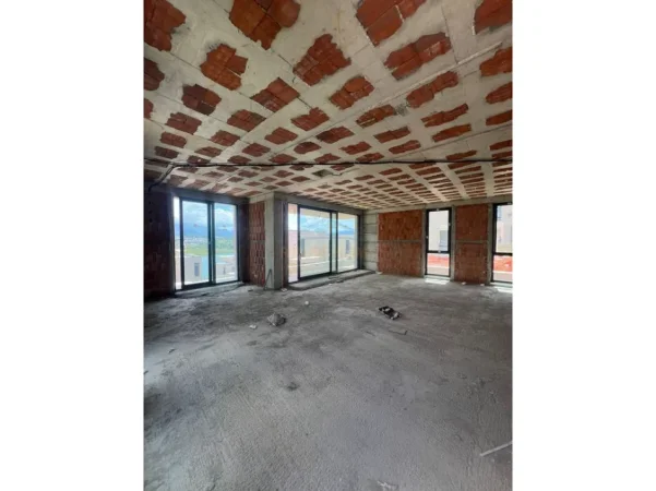 Tirane, shitet Vile Vile 3 Katshe Kati 3, 959 m² 800.000 € (Liqeni i Farkes)
