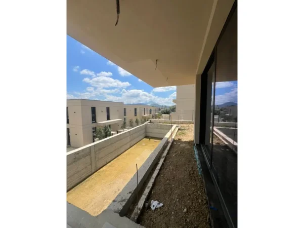 Tirane, shitet Vile Vile 3 Katshe Kati 3, 959 m² 800.000 € (Liqeni i Farkes)