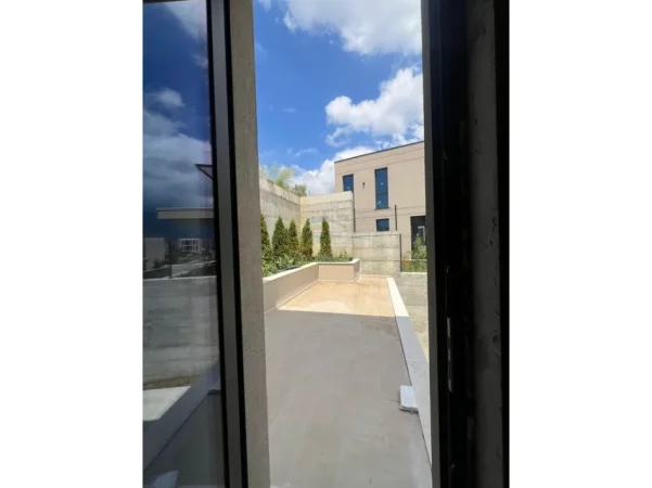 Tirane, shitet Vile Vile 3 Katshe Kati 3, 959 m² 800.000 € (Liqeni i Farkes)