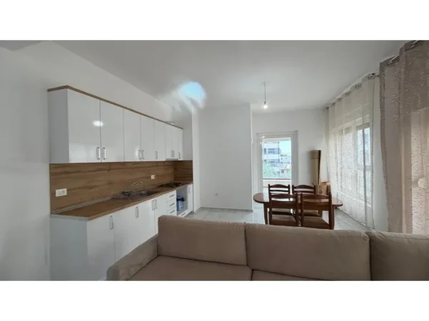Tirane, jepet me qera apartament 2+1+Ballkon Kati 2, 110 m² 450 € (Ali Dem)