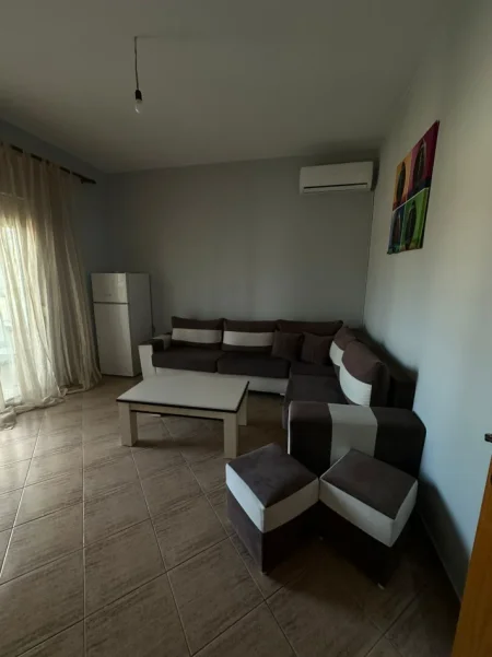 Tirane, jepet me qera apartament 1+1 Kati 2, 65 m² 300 € (Rruga Gani Toptani)