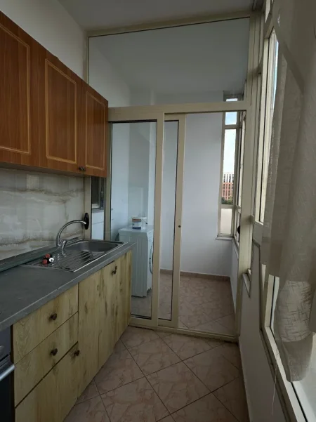 Tirane, jepet me qera apartament 1+1 Kati 2, 65 m² 300 € (Rruga Gani Toptani)