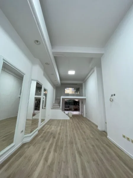 Tirane, jepet me qera ambjent biznesi , 70 m² 800 € (Rruga e Kavajes, prane kishes katolike)