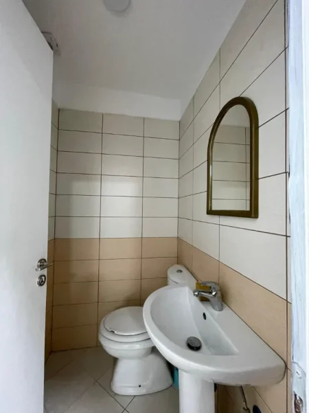 Tirane, jepet me qera ambjent biznesi , 70 m² 800 € (Rruga e Kavajes, prane kishes katolike)