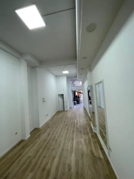 Tirane, jepet me qera ambjent biznesi , 70 m² 800 € (Rruga e Kavajes, prane kishes katolike)