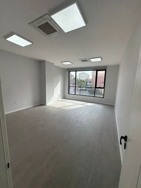 Tirane, jepet me qera zyre , 404 m² 5.000 € (Rruga Hoxha Tahsim)